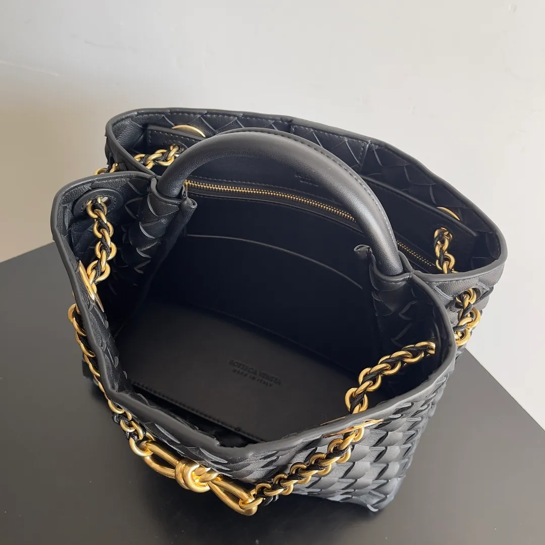 Batch 1960 BOTTEGA VENETA 2024 spring and summer new small ANDIAMO chain bag is also available! 🔥🔥I believe many friends have been waiting for a long time. The metallic chain adds a touch of sophistication to the original softness and elegance of Andiamo. The collision of classic craftsmanship and elegance creates a different kind of beauty. Style number: 786008 Size: 25*22*10.5cm